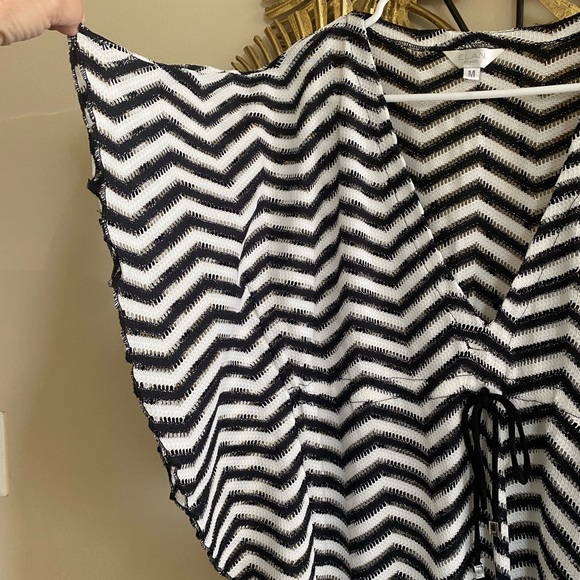 Elan Black and White Chevron Top - Picture 2 of 4